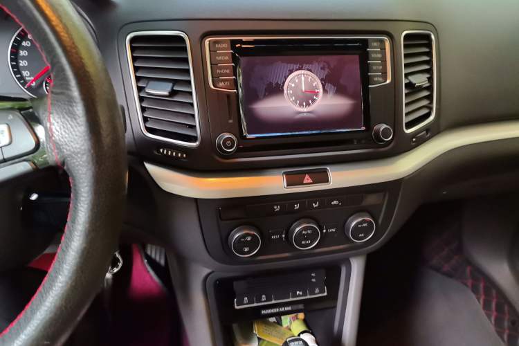 Used Volkswagen Sharan 2016 280TSI Enjoyment Model 7-Seater Audio And AC Panel