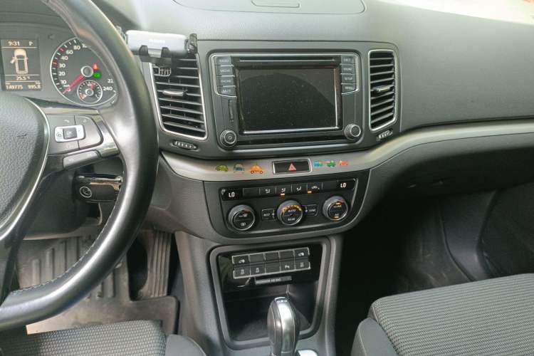 Used Volkswagen Sharan 2016 380TSI Comfort Edition 7-Seater Audio And AC Panel