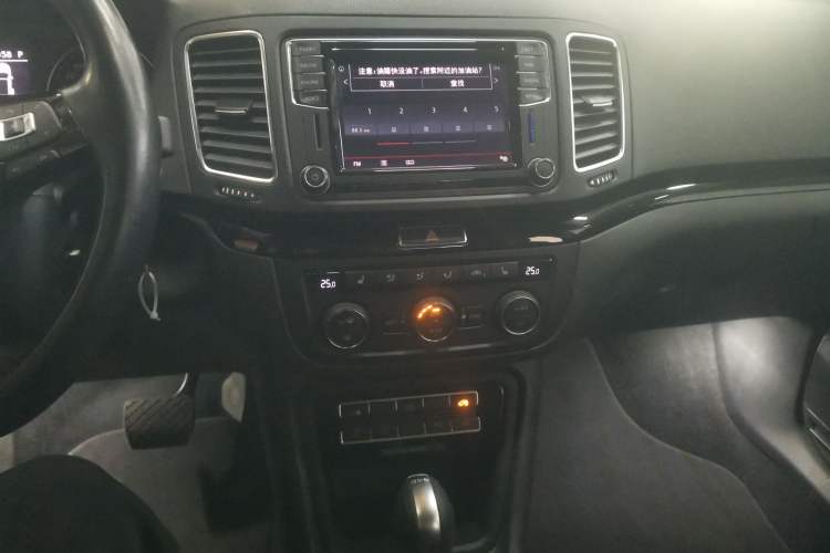 Used Volkswagen Sharan 2016 380TSI Luxury 7-Seater Audio And AC Panel