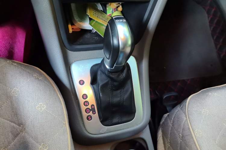 Used Volkswagen Sharan 2016 280TSI Enjoyment Model 7-Seater Gear Lever