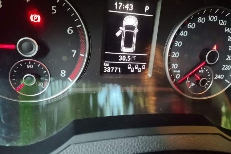 Used Volkswagen Sharan 2016 280TSI Enjoyment Model 7-Seater Odometer Close Up