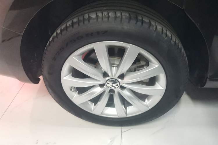 Used Volkswagen Sharan 2016 380TSI Luxury 7-Seater Right Rear Wheel Hub