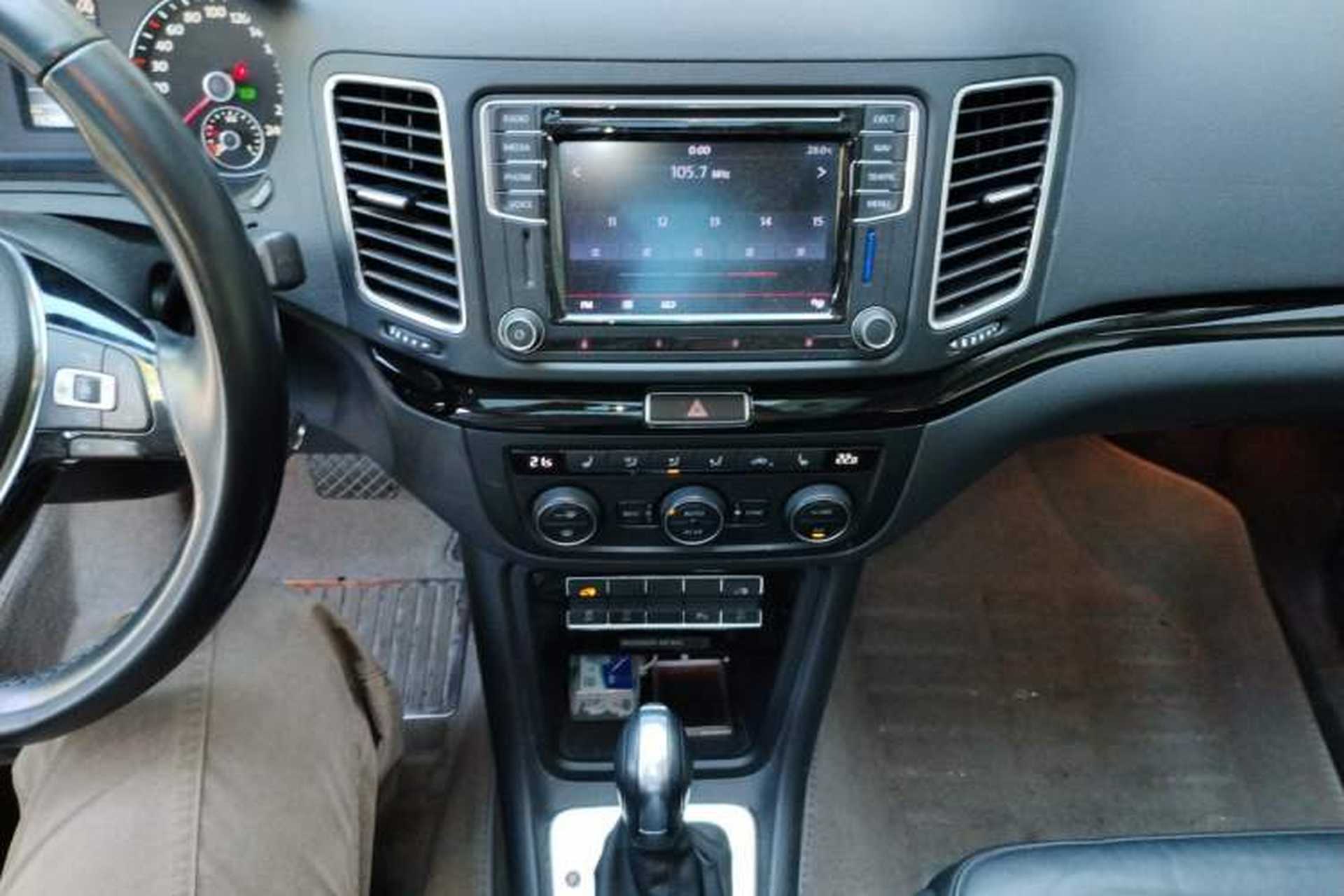 Used Volkswagen Sharan 2016 380TSI Luxury 7-Seater Audio And AC Panel