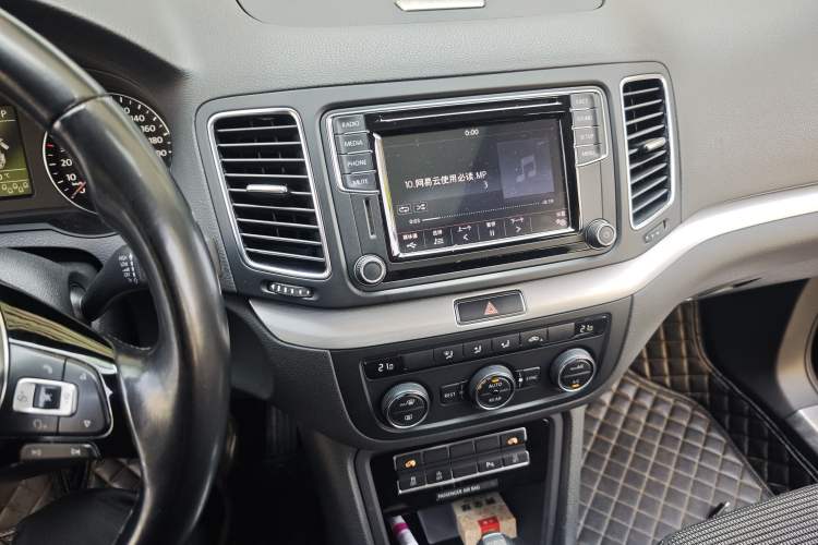 Used Volkswagen Sharan 2016 380TSI Comfort Edition 7-Seater Audio And AC Panel