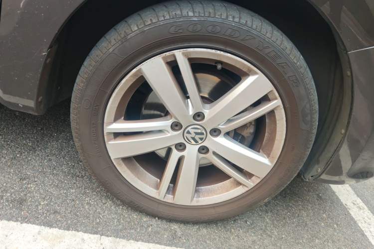 Used Volkswagen Sharan 2016 380TSI Comfort Edition 7-Seater Right Front Wheel Hub