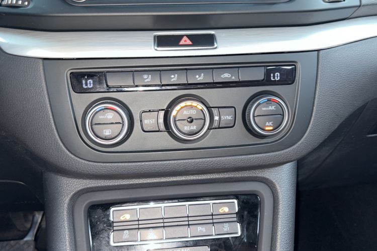 Used Volkswagen Sharan 2016 380TSI Comfort Edition 7-Seater Audio And AC Panel