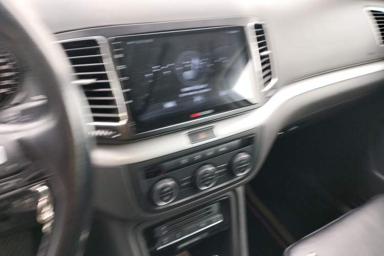 Used Volkswagen Sharan 2016 280TSI Enjoyment Model 7-Seater Audio And AC Panel