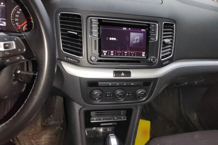 Used Volkswagen Sharan 2016 280TSI Enjoyment Model 7-Seater Audio And AC Panel