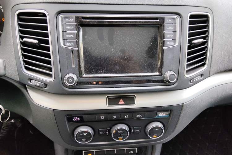 Used Volkswagen Sharan 2016 380TSI Comfort Edition 7-Seater Audio And AC Panel