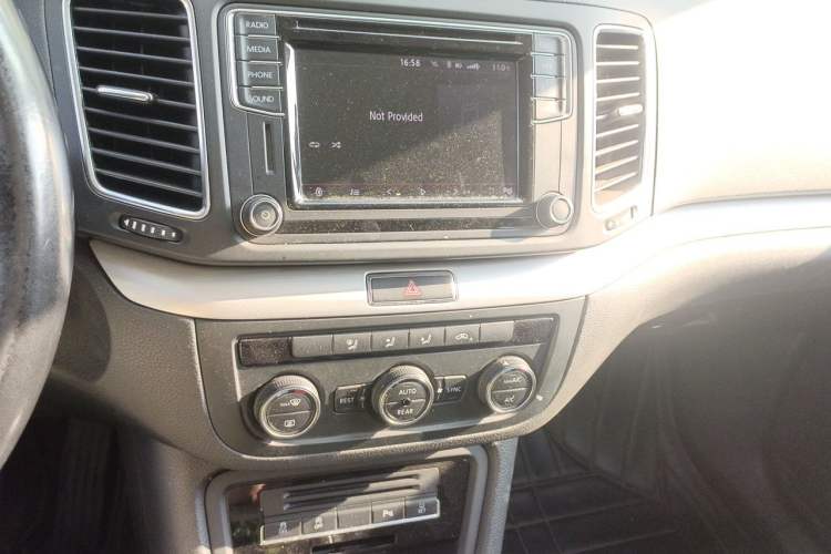 Used Volkswagen Sharan 2016 280TSI Enjoyment Model 7-Seater Audio And AC Panel