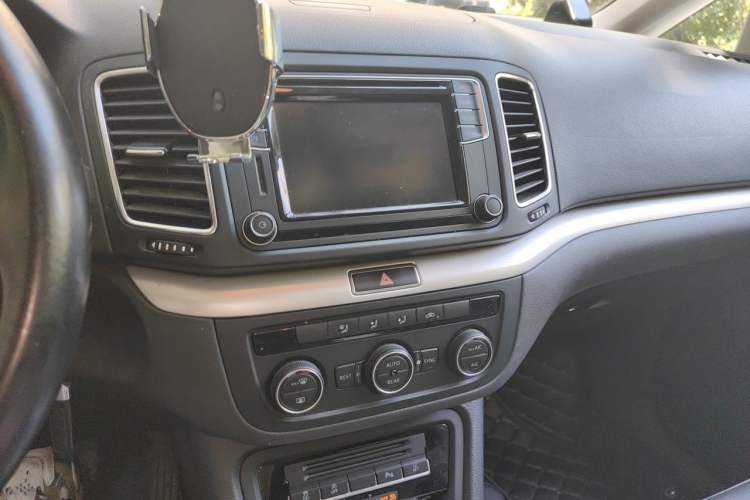 Used Volkswagen Sharan 2016 280TSI Enjoyment Model 7-Seater Audio And AC Panel