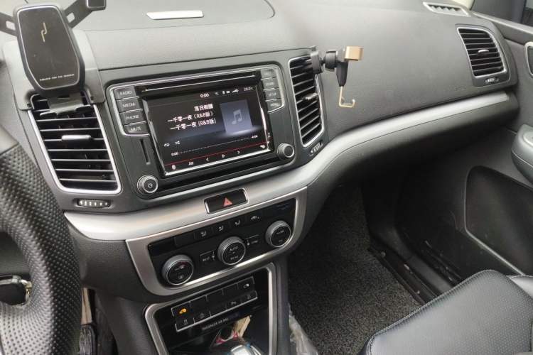 Used Volkswagen Sharan 2016 380TSI Comfort Edition 7-Seater Audio And AC Panel