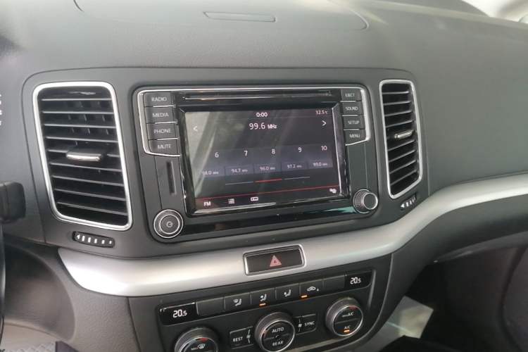 Used Volkswagen Sharan 2016 380TSI Comfort Edition 7-Seater Audio And AC Panel
