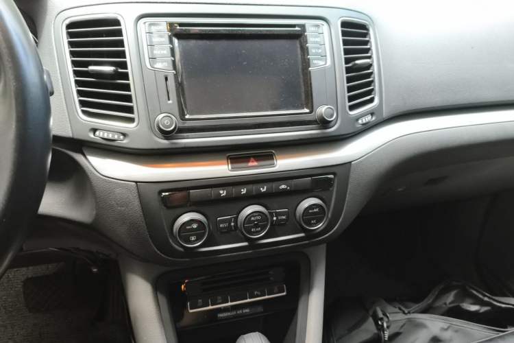 Used Volkswagen Sharan 2016 280TSI Enjoyment Model 7-Seater Audio And AC Panel