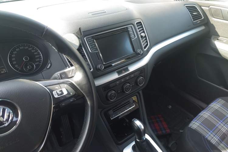 Used Volkswagen Sharan 2016 280TSI Enjoyment Model 7-Seater Audio And AC Panel
