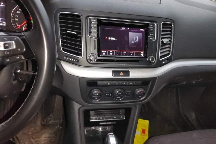 Used Volkswagen Sharan 2016 280TSI Enjoyment Model 7-Seater Audio And AC Panel