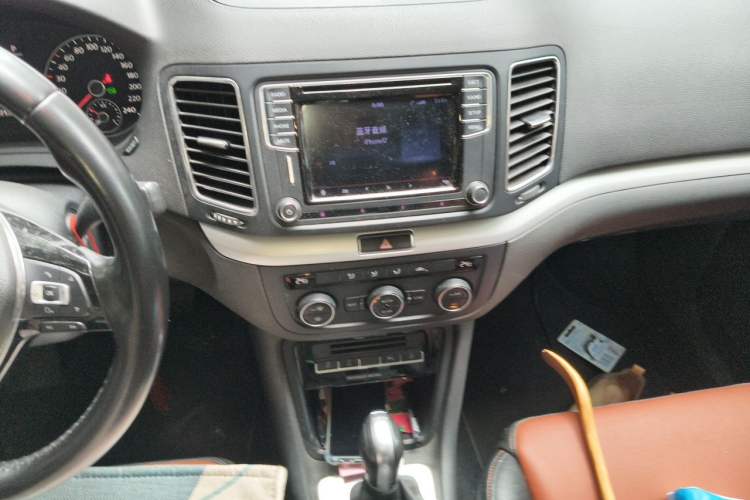 Used Volkswagen Sharan 2016 280TSI Enjoyment Model 7-Seater Audio And AC Panel