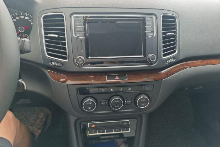 Used Volkswagen Sharan 2016 380TSI Comfort Edition 7-Seater Audio And AC Panel