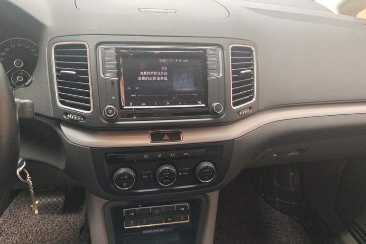 Used Volkswagen Sharan 2016 380TSI Comfort Edition 7-Seater Audio And AC Panel