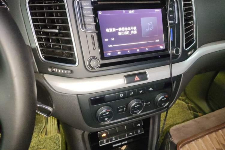 Used Volkswagen Sharan 2016 380TSI Comfort Edition 7-Seater Audio And AC Panel
