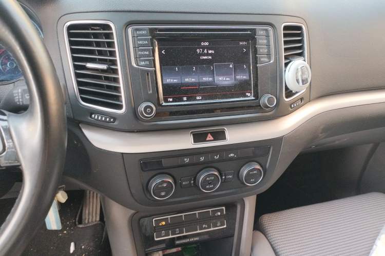 Used Volkswagen Sharan 2016 380TSI Comfort Edition 7-Seater Audio And AC Panel