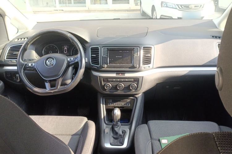 Used Volkswagen Sharan 2016 280TSI Enjoyment Model 7-Seater Center Console