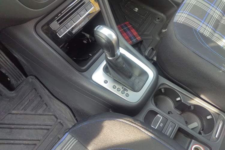 Used Volkswagen Sharan 2016 280TSI Enjoyment Model 7-Seater Gear Lever
