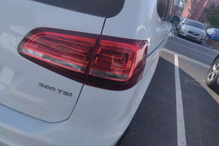 Used Volkswagen Sharan 2016 280TSI Enjoyment Model 7-Seater Right Rear Taillight
