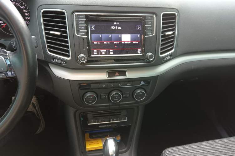 Used Volkswagen Sharan 2016 280TSI Enjoyment Model 7-Seater Audio And AC Panel