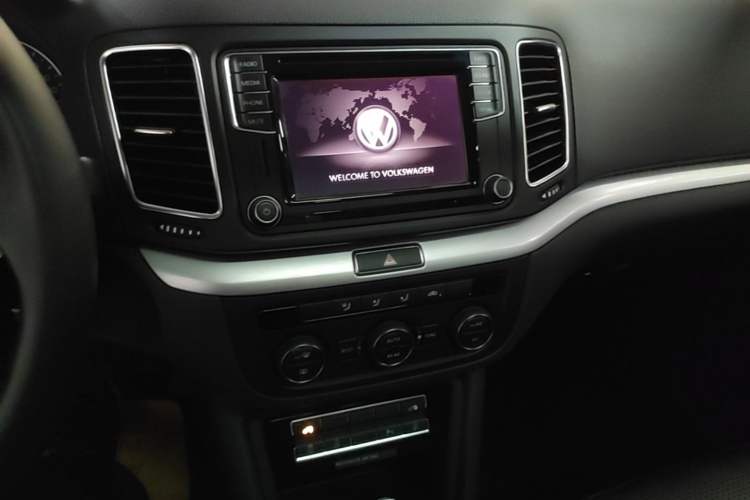 Used Volkswagen Sharan 2017 380TSI Flagship 7-Seater Audio And AC Panel