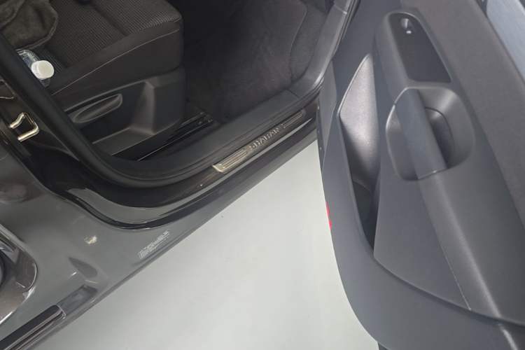 Used Volkswagen Sharan 2017 380TSI Comfort Edition 6-Seater Right Side Sill