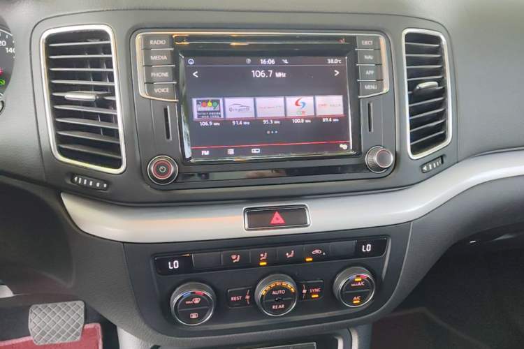 Used Volkswagen Sharan 2018 380TSI Comfort Edition 7-Seater Audio And AC Panel