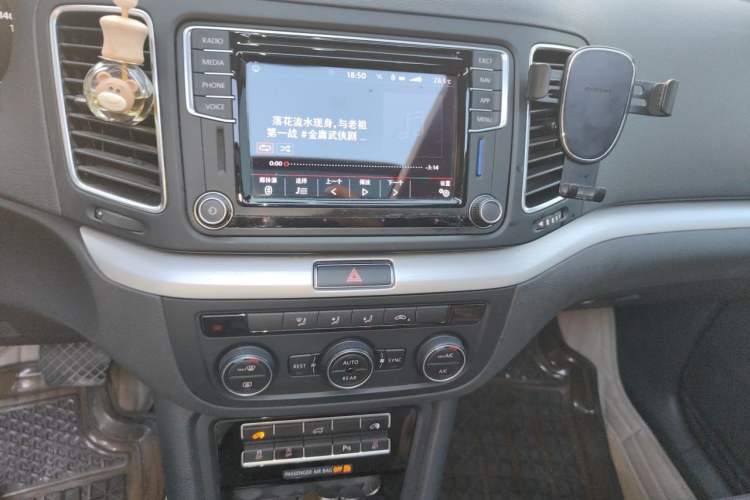 Used Volkswagen Sharan 2018 Revised Version 380TSI Comfort Edition 6-Seater Audio And AC Panel