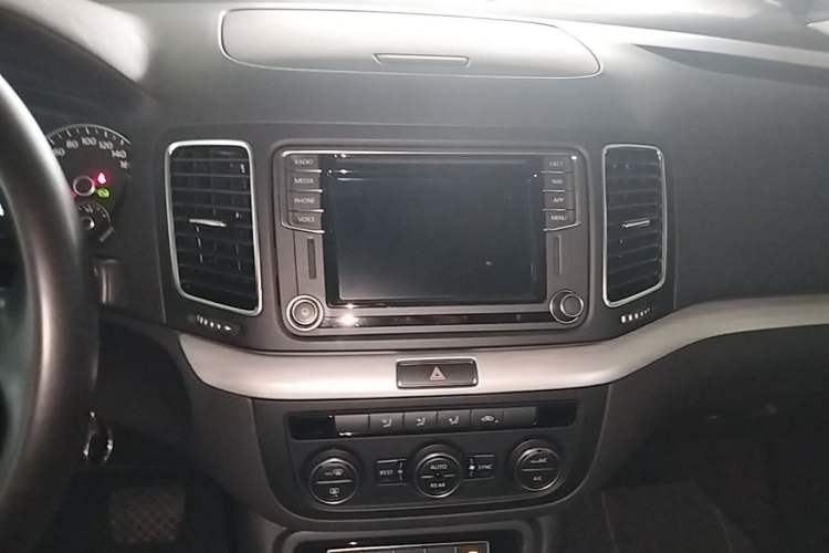 Used Volkswagen Sharan 2018 380TSI Comfort Edition 7-Seater Audio And AC Panel