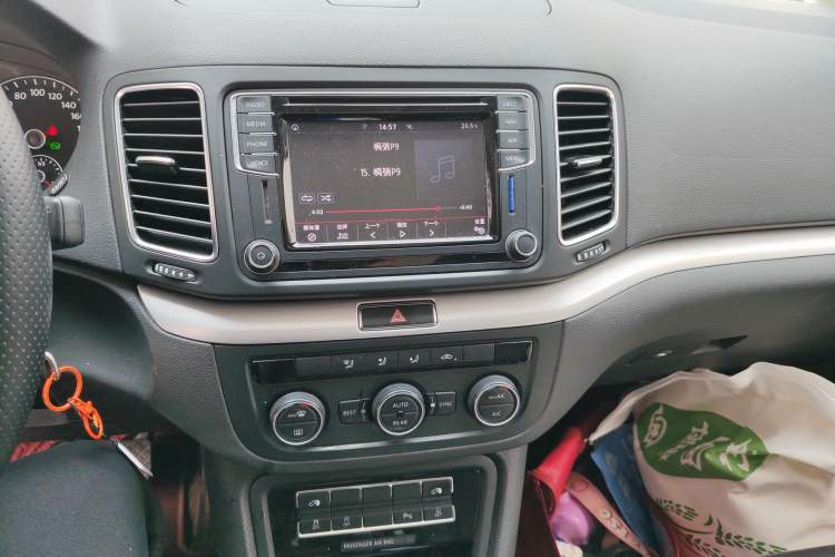 Used Volkswagen Sharan 2018 380TSI Comfort Edition 7-Seater Audio And AC Panel