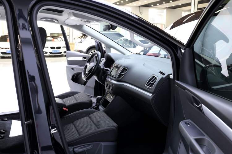Used Volkswagen Sharan 2018 380TSI Comfort Edition 7-Seater Audio And AC Panel