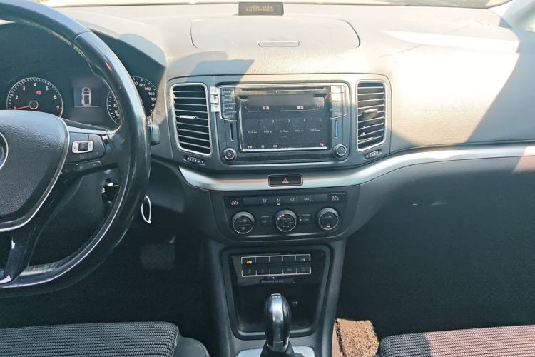 Used Volkswagen Sharan 2018 380TSI Comfort Edition 7-Seater Audio And AC Panel