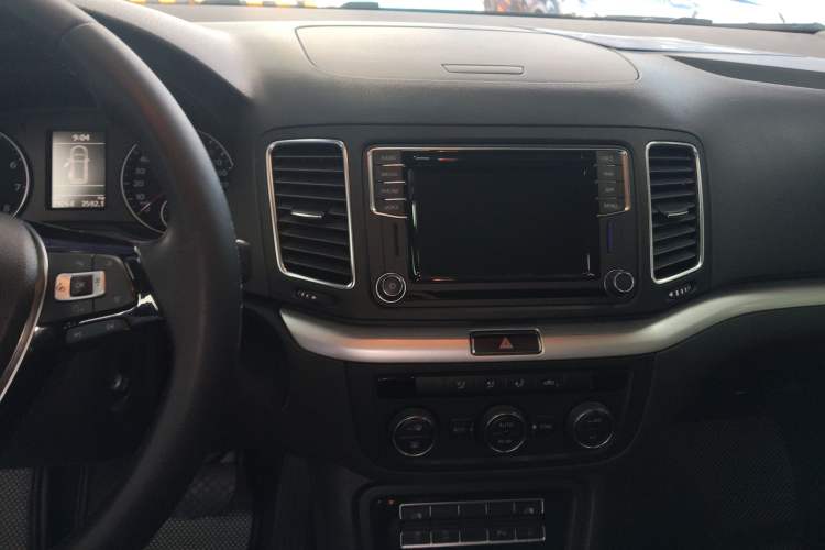Used Volkswagen Sharan 2018 380TSI Comfort Edition 7-Seater Audio And AC Panel