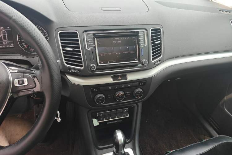 Used Volkswagen Sharan 2018 380TSI Comfort Edition 6-Seater Audio And AC Panel