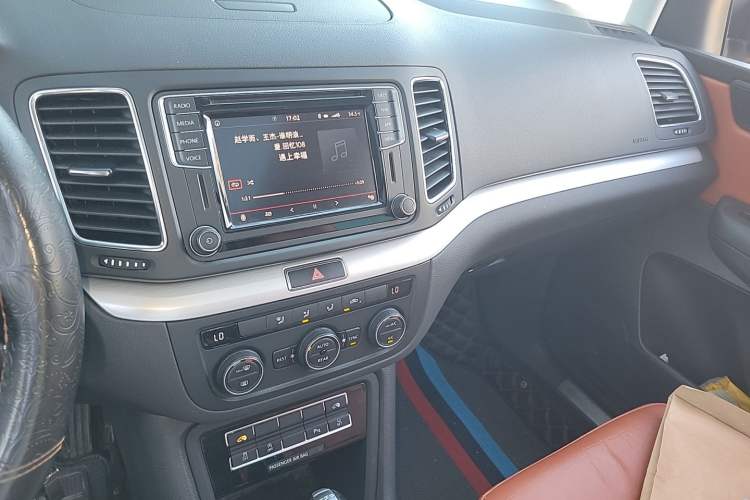 Used Volkswagen Sharan 2018 380TSI Comfort Edition 7-Seater Audio And AC Panel