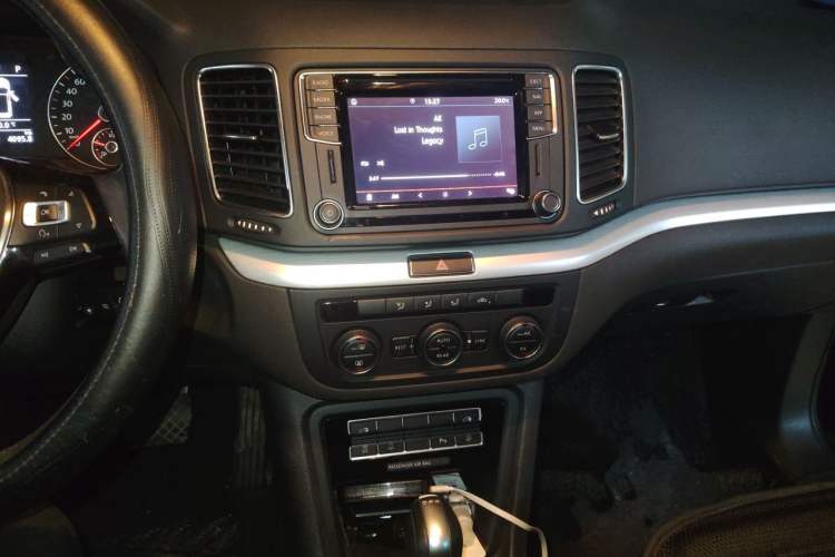 Used Volkswagen Sharan 2018 380TSI Comfort Edition 7-Seater Audio And AC Panel