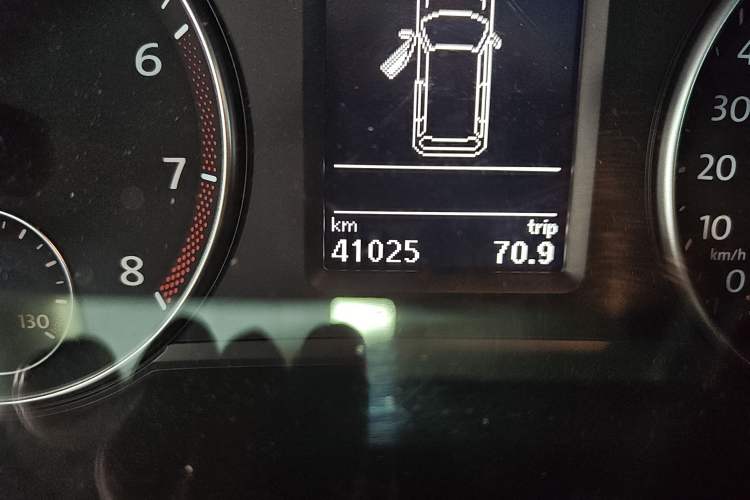 Used Volkswagen Sharan 2018 280TSI Enjoyment Model 7 Seats Odometer Close Up