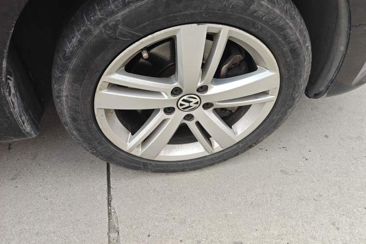 Used Volkswagen Sharan 2018 380TSI Comfort Edition 6-Seater Right Front Wheel Hub