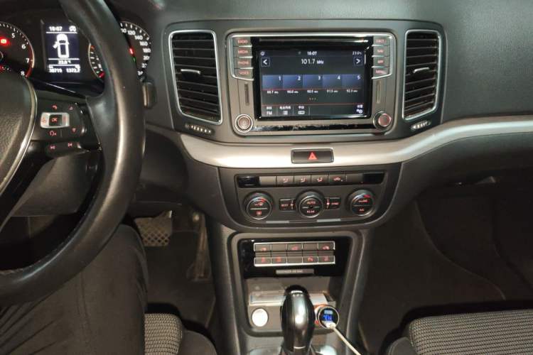 Used Volkswagen Sharan 2018 Revised Version 380TSI Comfort Edition 7-Seater Audio And AC Panel