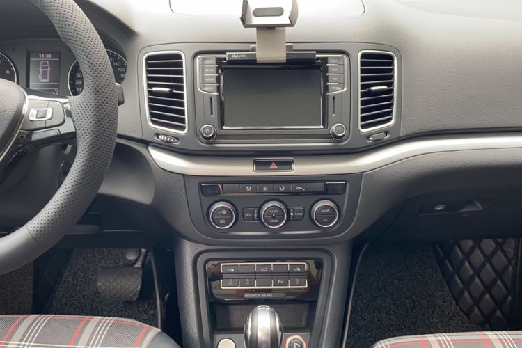 Used Volkswagen Sharan 2018 Revised Version 380TSI Comfort Edition 7-Seater Audio And AC Panel