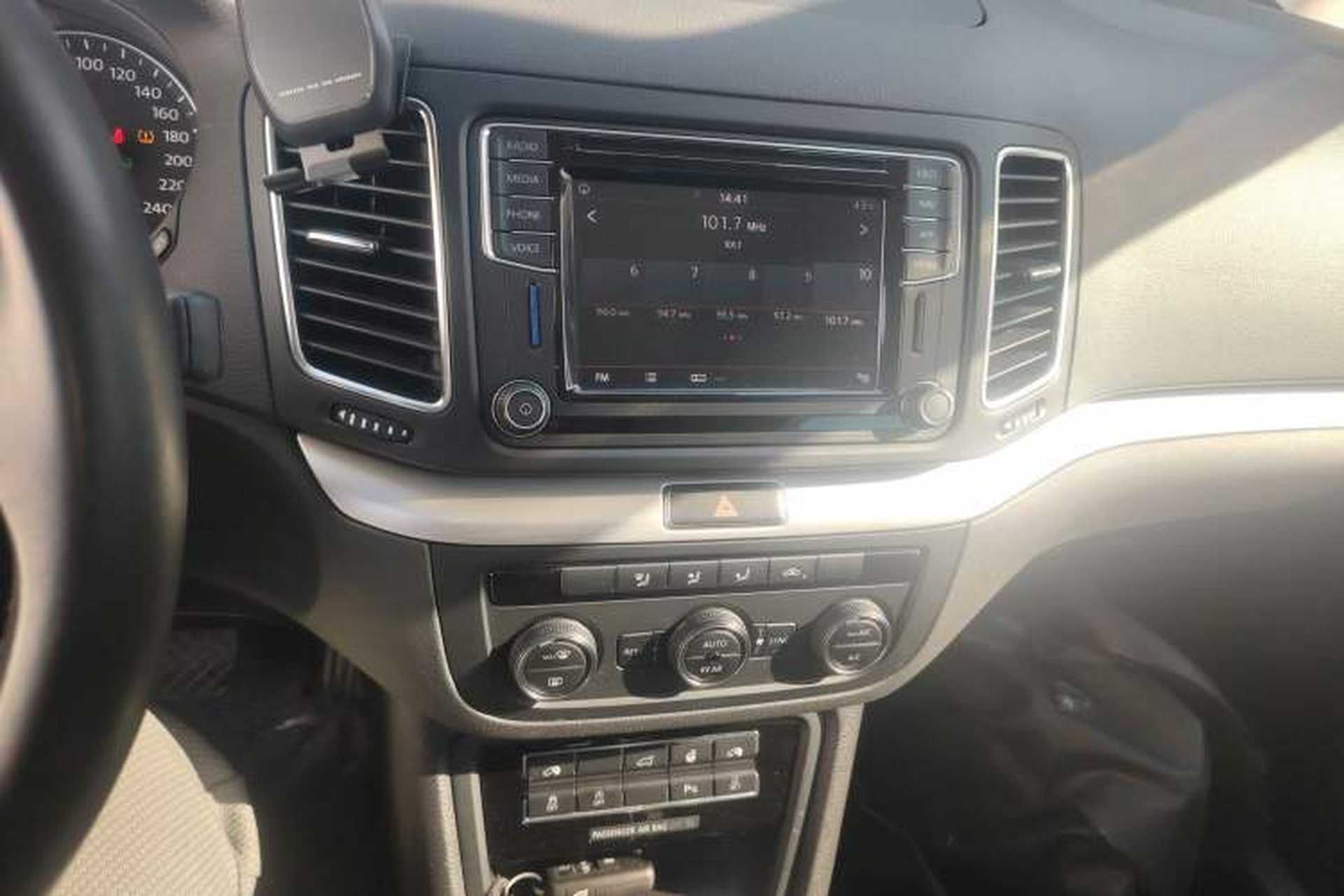 Used Volkswagen Sharan 2018 Revised Version 380TSI Comfort Edition 7-Seater Audio And AC Panel