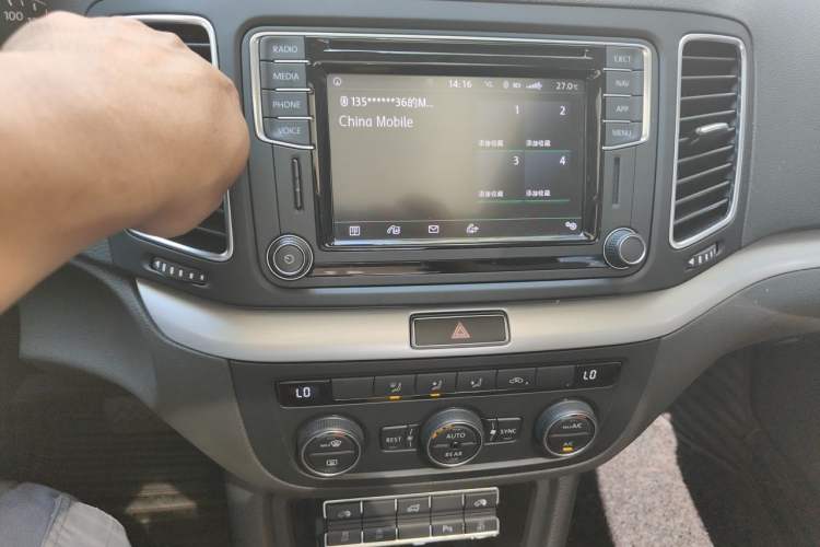Used Volkswagen Sharan 2018 Revised Version 380TSI Comfort Edition 7-Seater Audio And AC Panel