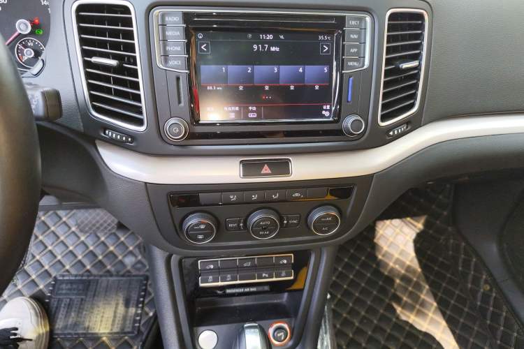 Used Volkswagen Sharan 2018 Revised Version 380TSI Comfort Edition 6-Seater Audio And AC Panel