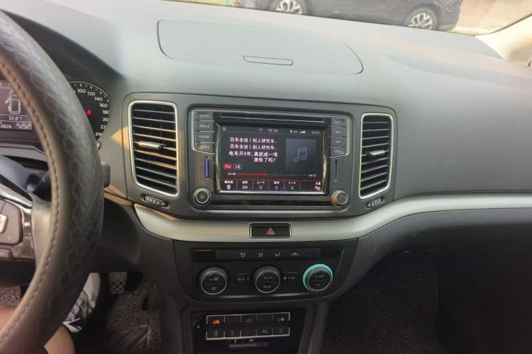 Used Volkswagen Sharan 2018 Revised Version 380TSI Comfort Edition 7-Seater Audio And AC Panel