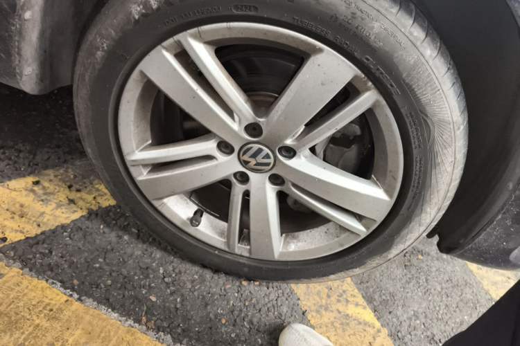 Used Volkswagen Sharan 2018 Revised Version 380TSI Comfort Edition 7-Seater Right Front Wheel Hub